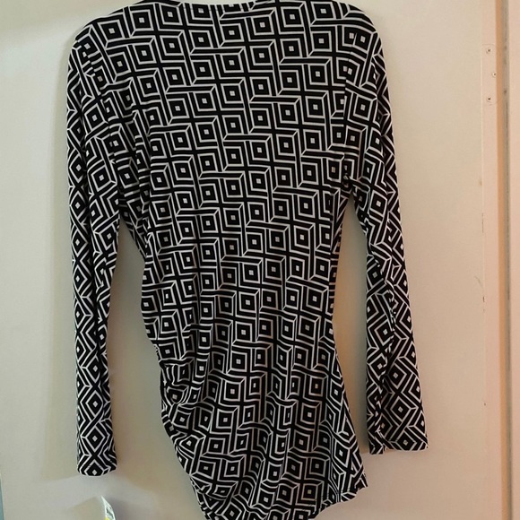 NWT INC WOMENS CARRIER
BLOUSE BLACK AND WHITE LOW
CUT SIZE MEDIUM - Picture 4 of 4